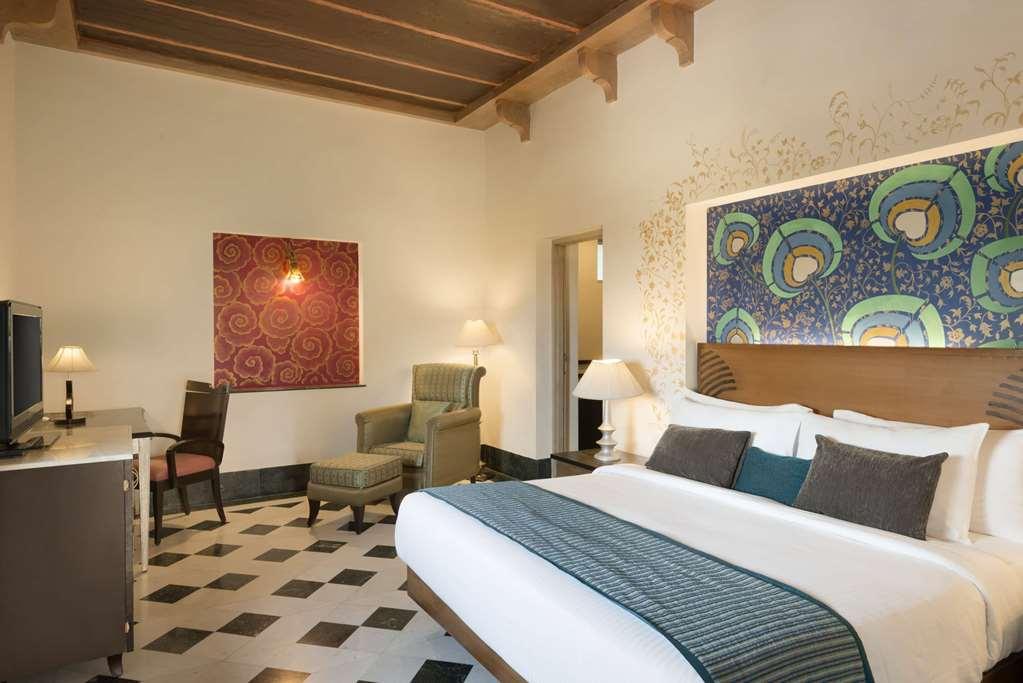 Ramada Udaipur Resort&Spa Ruang foto